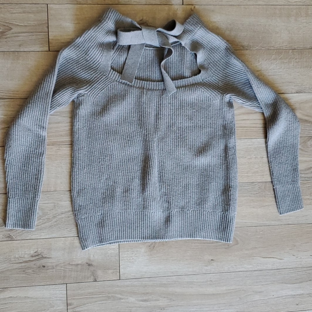 Banana Republic Open Back Grey Sweater size small - Picture 4 of 6